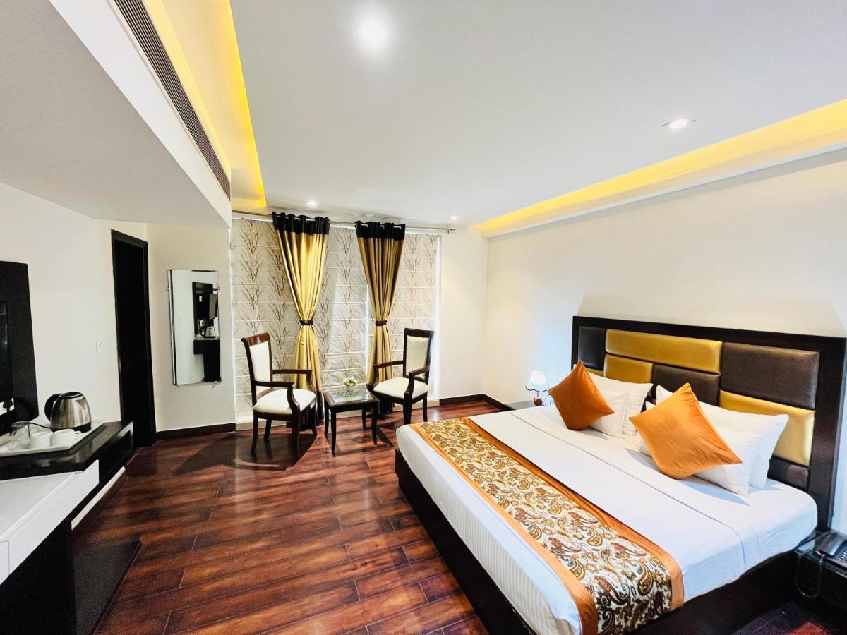Hotel Aura Ip Grand Karkardooma Metro Station New Delhi Couple Friendly ภายนอก รูปภาพ