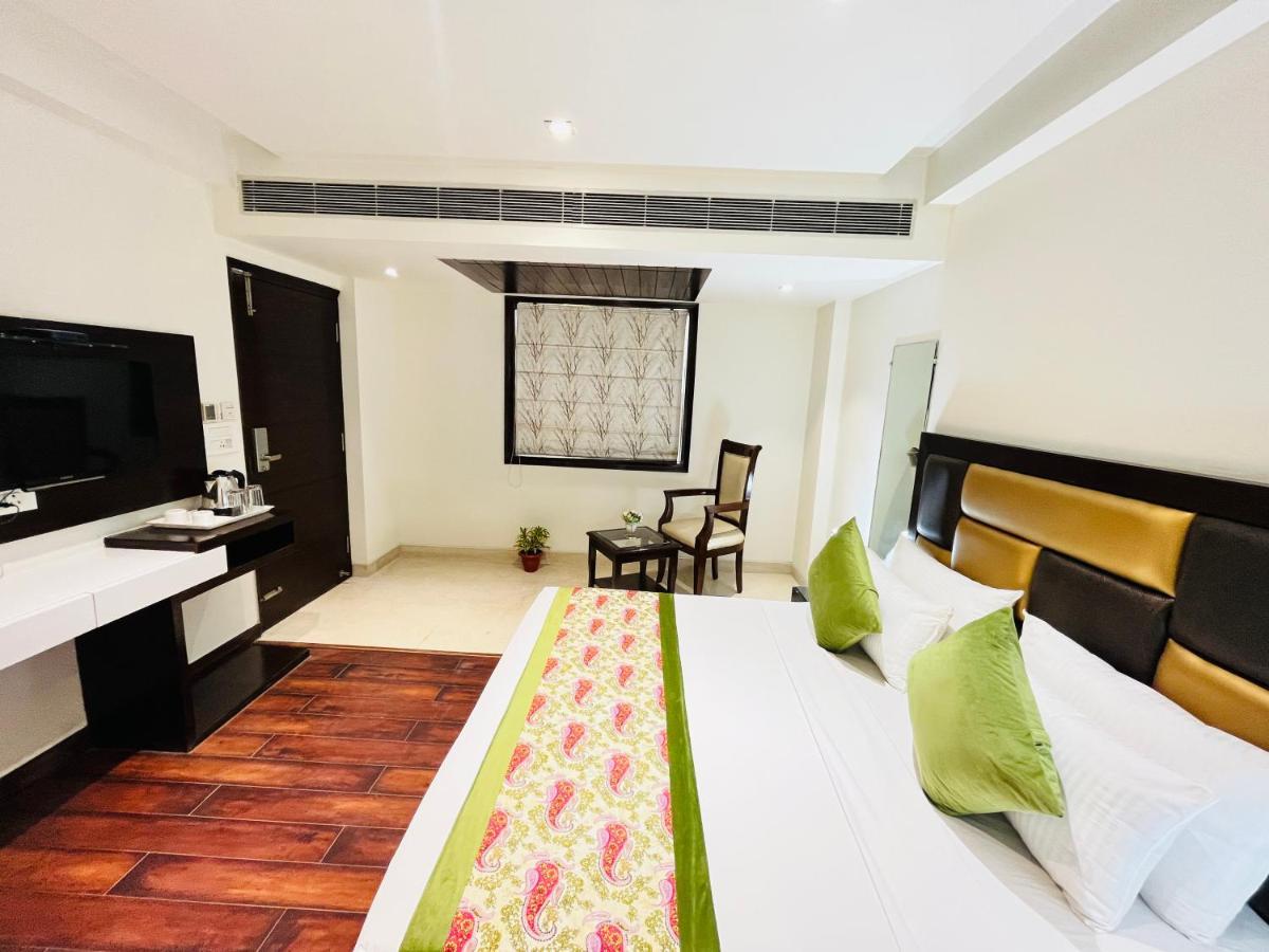 Hotel Aura Ip Grand Karkardooma Metro Station New Delhi Couple Friendly ภายนอก รูปภาพ