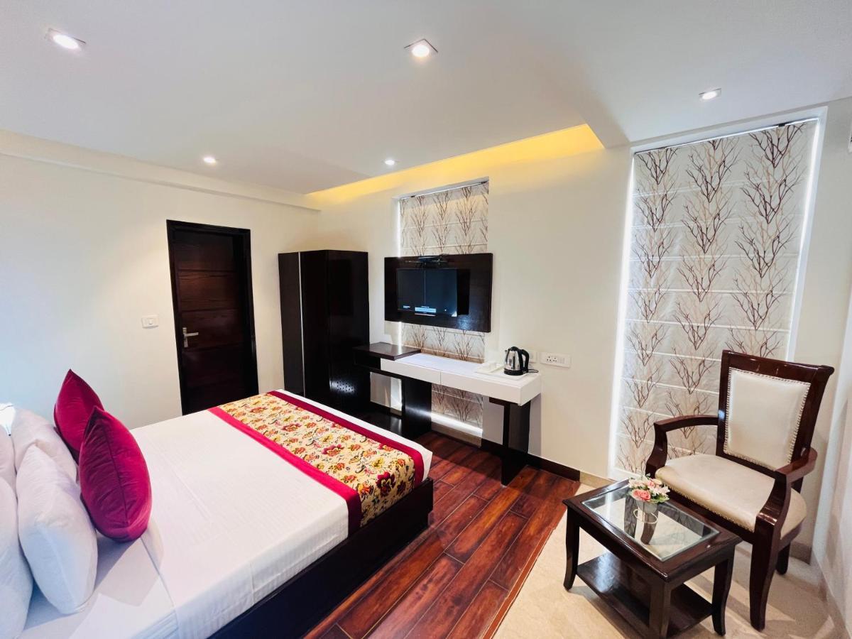 Hotel Aura Ip Grand Karkardooma Metro Station New Delhi Couple Friendly ภายนอก รูปภาพ