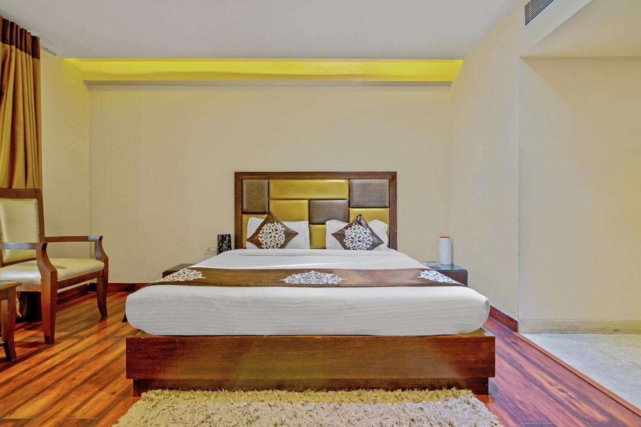 Hotel Aura Ip Grand Karkardooma Metro Station New Delhi Couple Friendly ภายนอก รูปภาพ