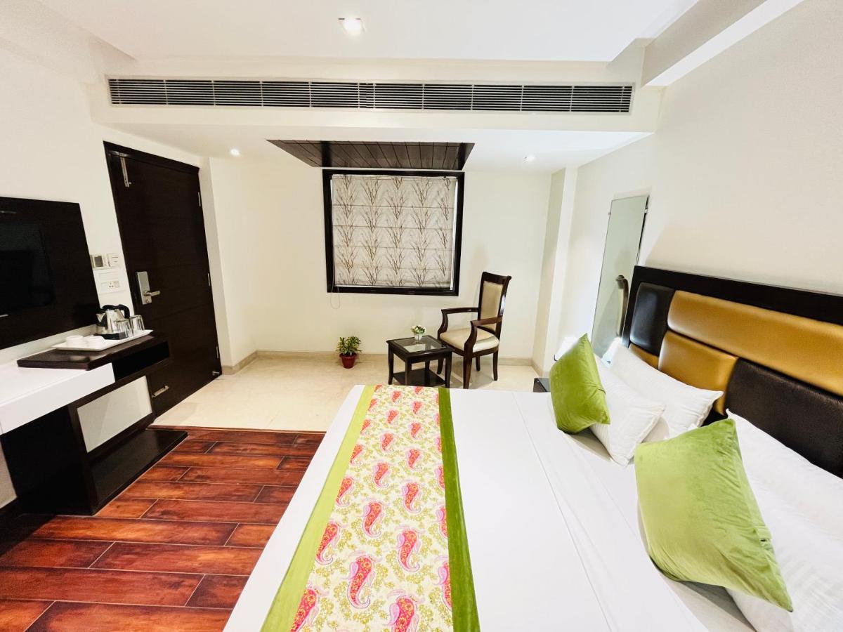 Hotel Aura Ip Grand Karkardooma Metro Station New Delhi Couple Friendly ภายนอก รูปภาพ