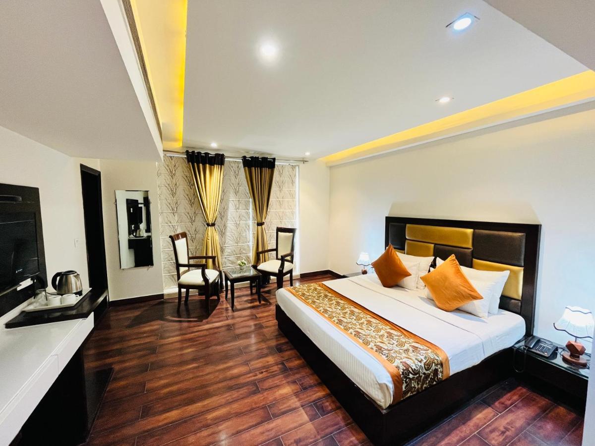 Hotel Aura Ip Grand Karkardooma Metro Station New Delhi Couple Friendly ภายนอก รูปภาพ