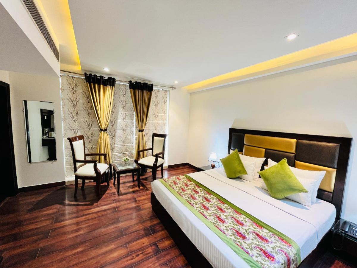 Hotel Aura Ip Grand Karkardooma Metro Station New Delhi Couple Friendly ภายนอก รูปภาพ