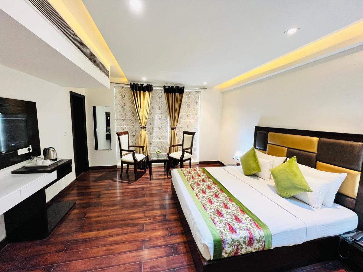 Hotel Aura Ip Grand Karkardooma Metro Station New Delhi Couple Friendly ภายนอก รูปภาพ