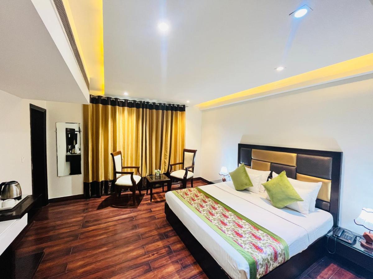 Hotel Aura Ip Grand Karkardooma Metro Station New Delhi Couple Friendly ภายนอก รูปภาพ