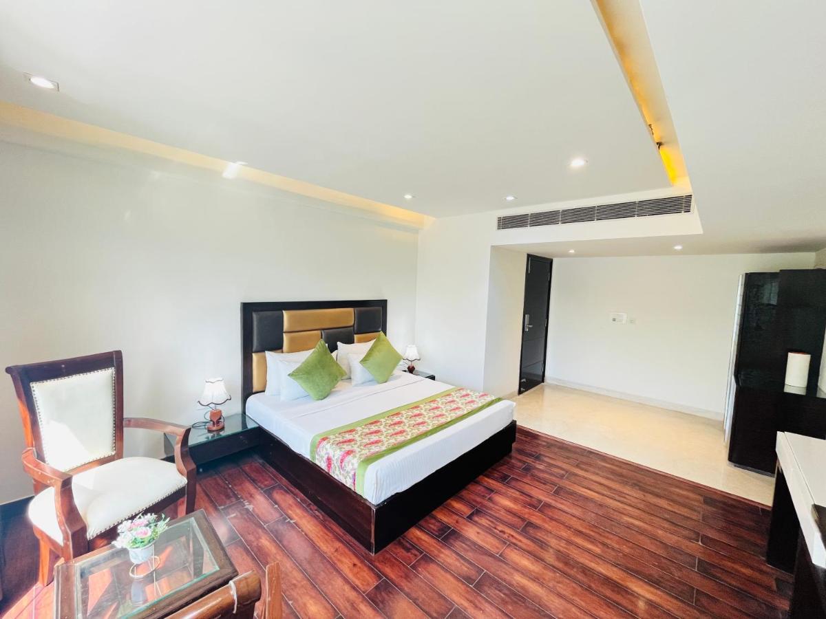 Hotel Aura Ip Grand Karkardooma Metro Station New Delhi Couple Friendly ภายนอก รูปภาพ
