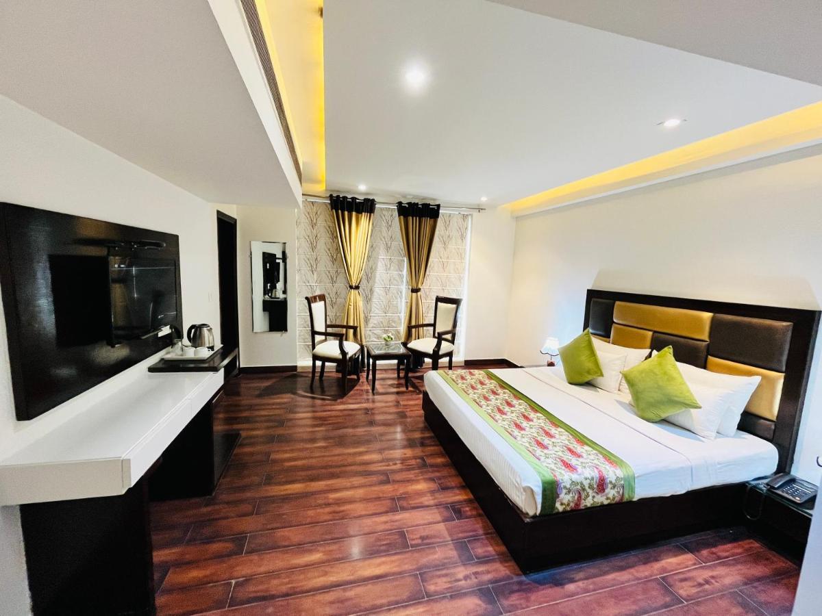 Hotel Aura Ip Grand Karkardooma Metro Station New Delhi Couple Friendly ภายนอก รูปภาพ