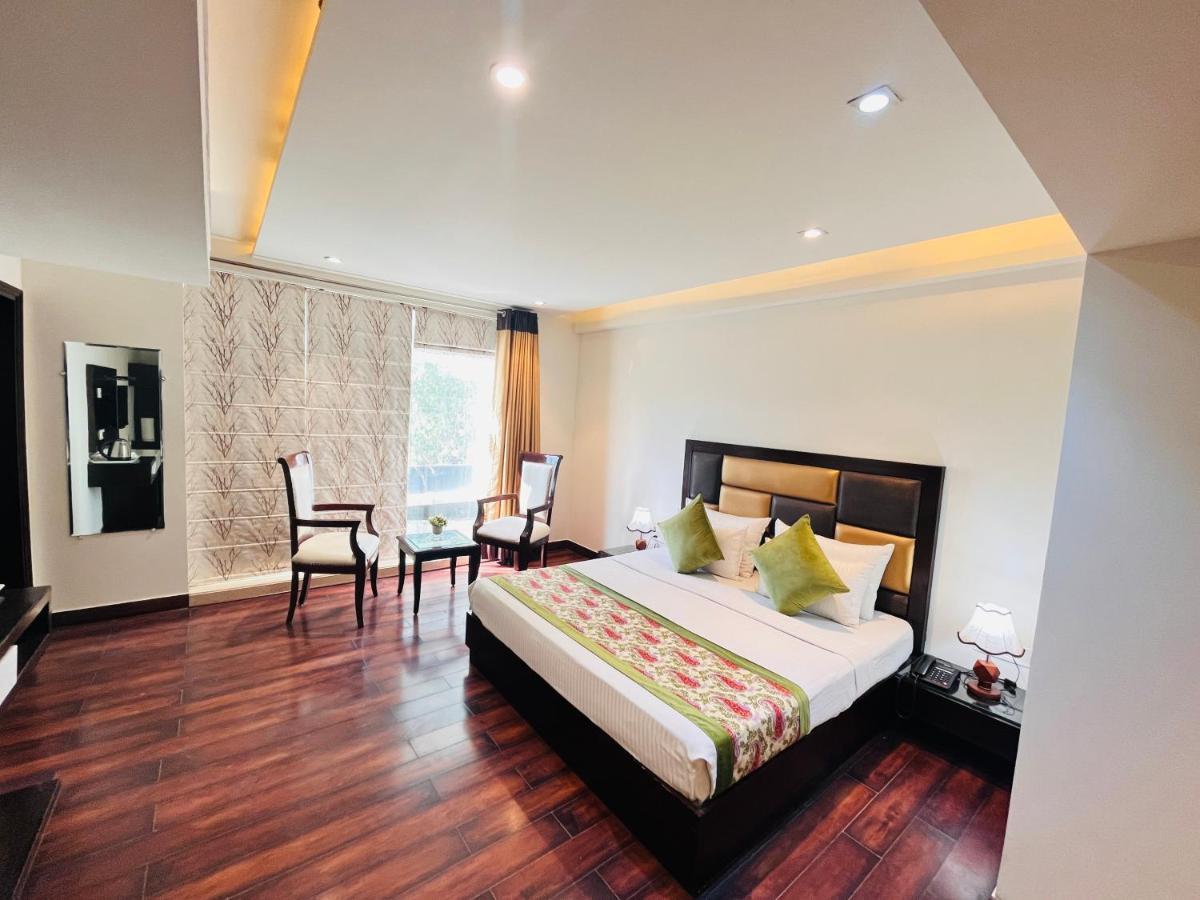 Hotel Aura Ip Grand Karkardooma Metro Station New Delhi Couple Friendly ภายนอก รูปภาพ