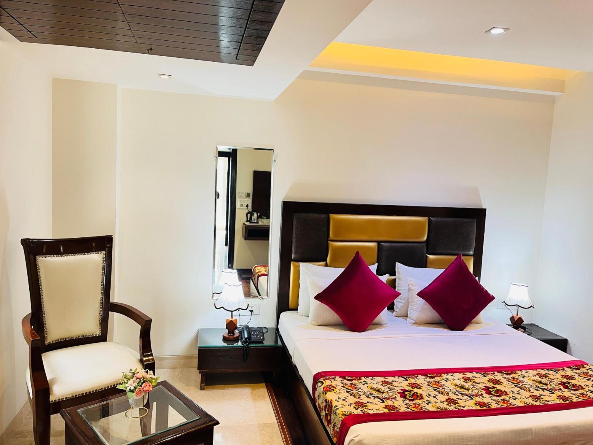 Hotel Aura Ip Grand Karkardooma Metro Station New Delhi Couple Friendly ภายนอก รูปภาพ