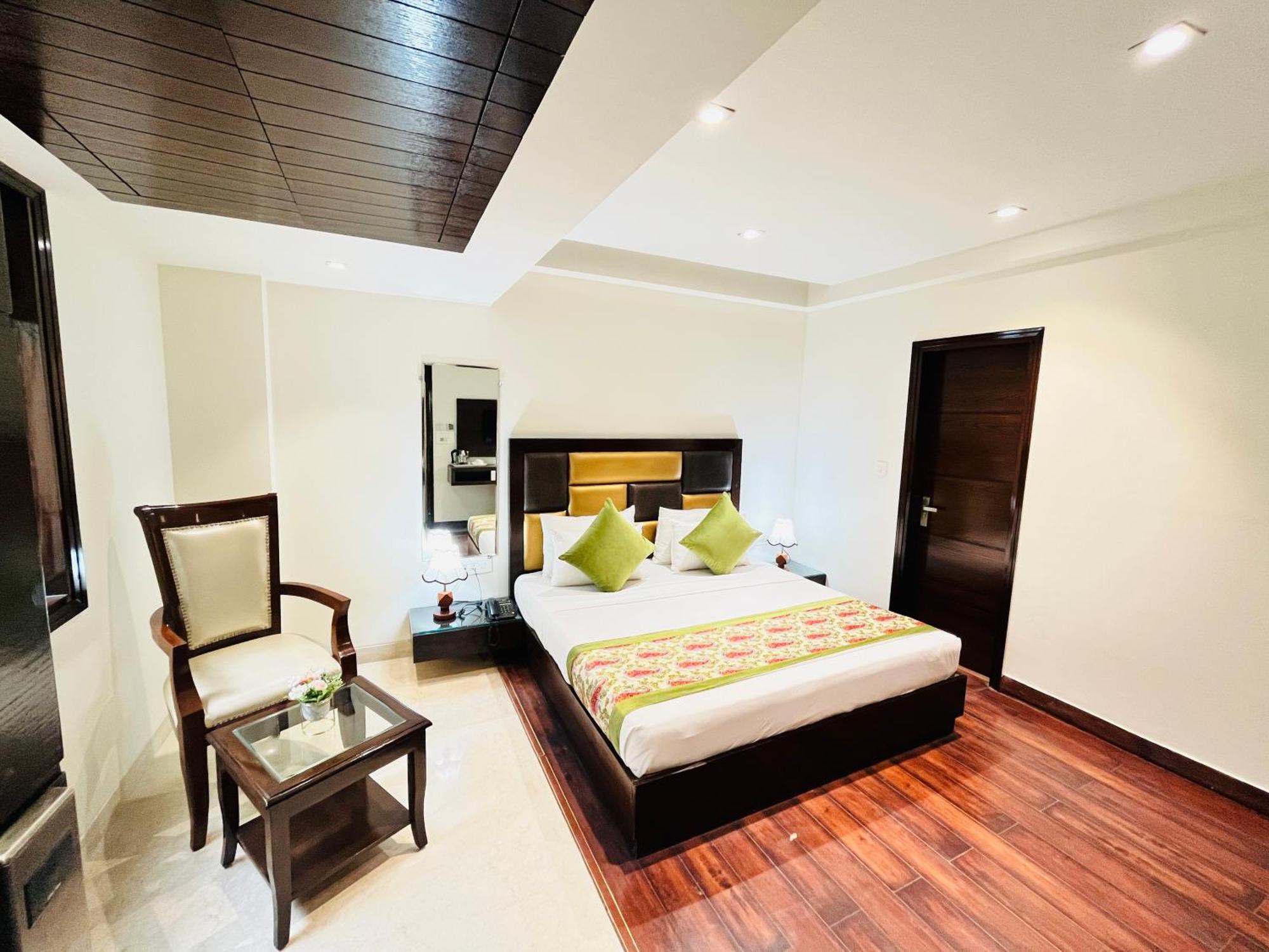 Hotel Aura Ip Grand Karkardooma Metro Station New Delhi Couple Friendly ภายนอก รูปภาพ