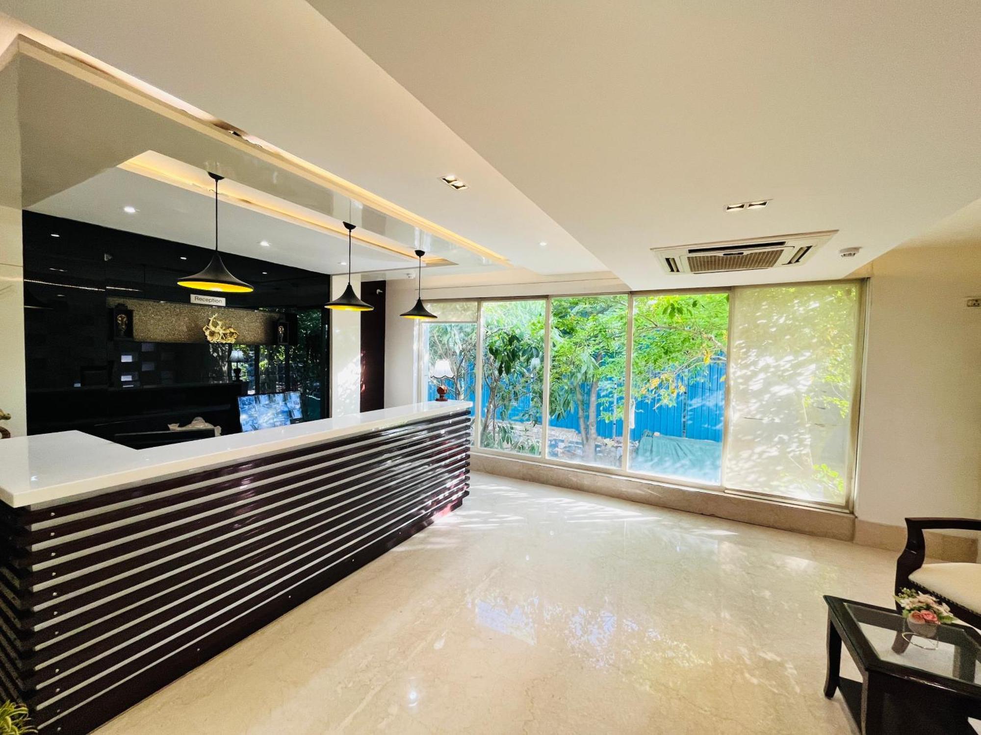 Hotel Aura Ip Grand Karkardooma Metro Station New Delhi Couple Friendly ภายนอก รูปภาพ