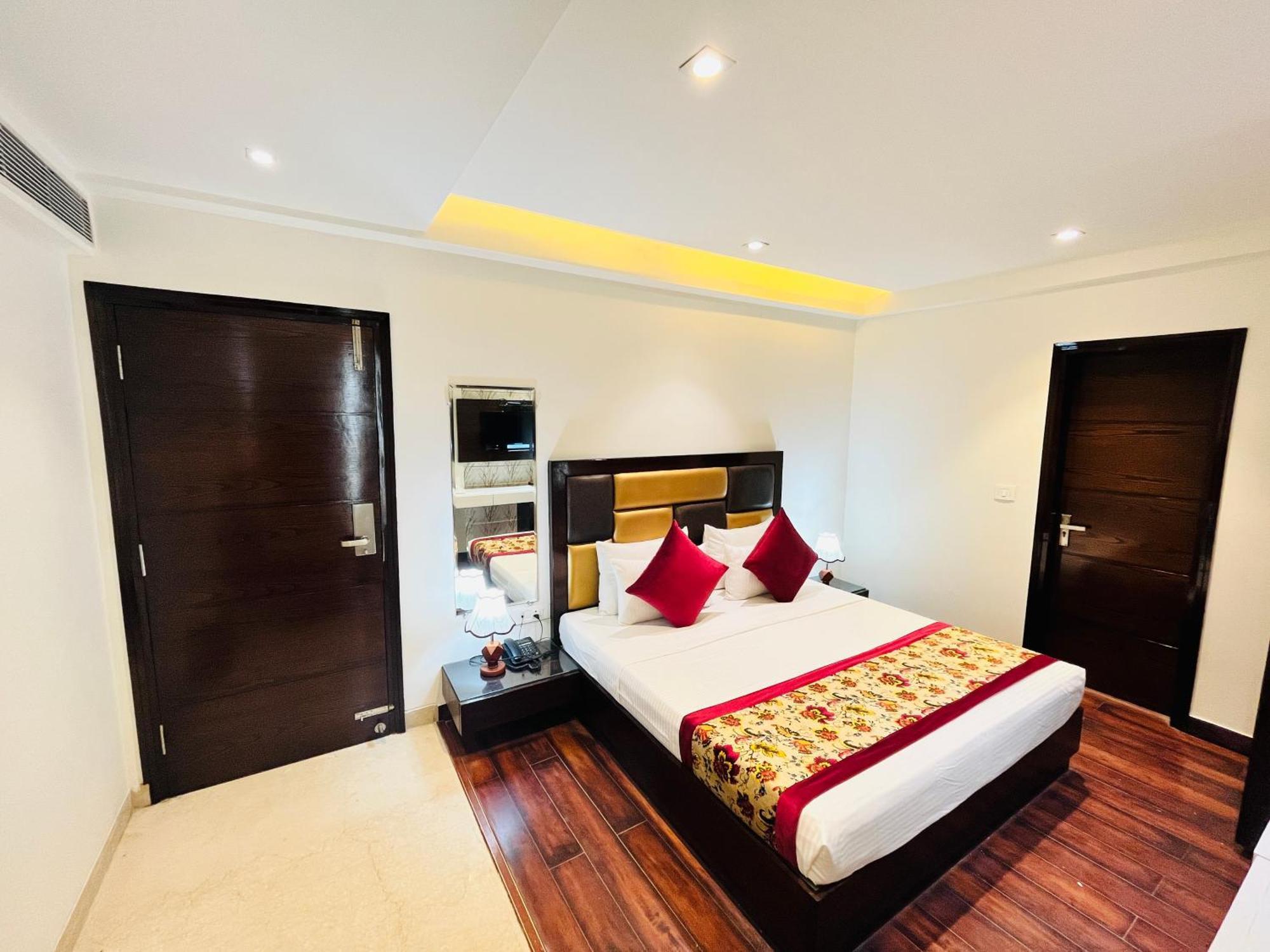Hotel Aura Ip Grand Karkardooma Metro Station New Delhi Couple Friendly ภายนอก รูปภาพ