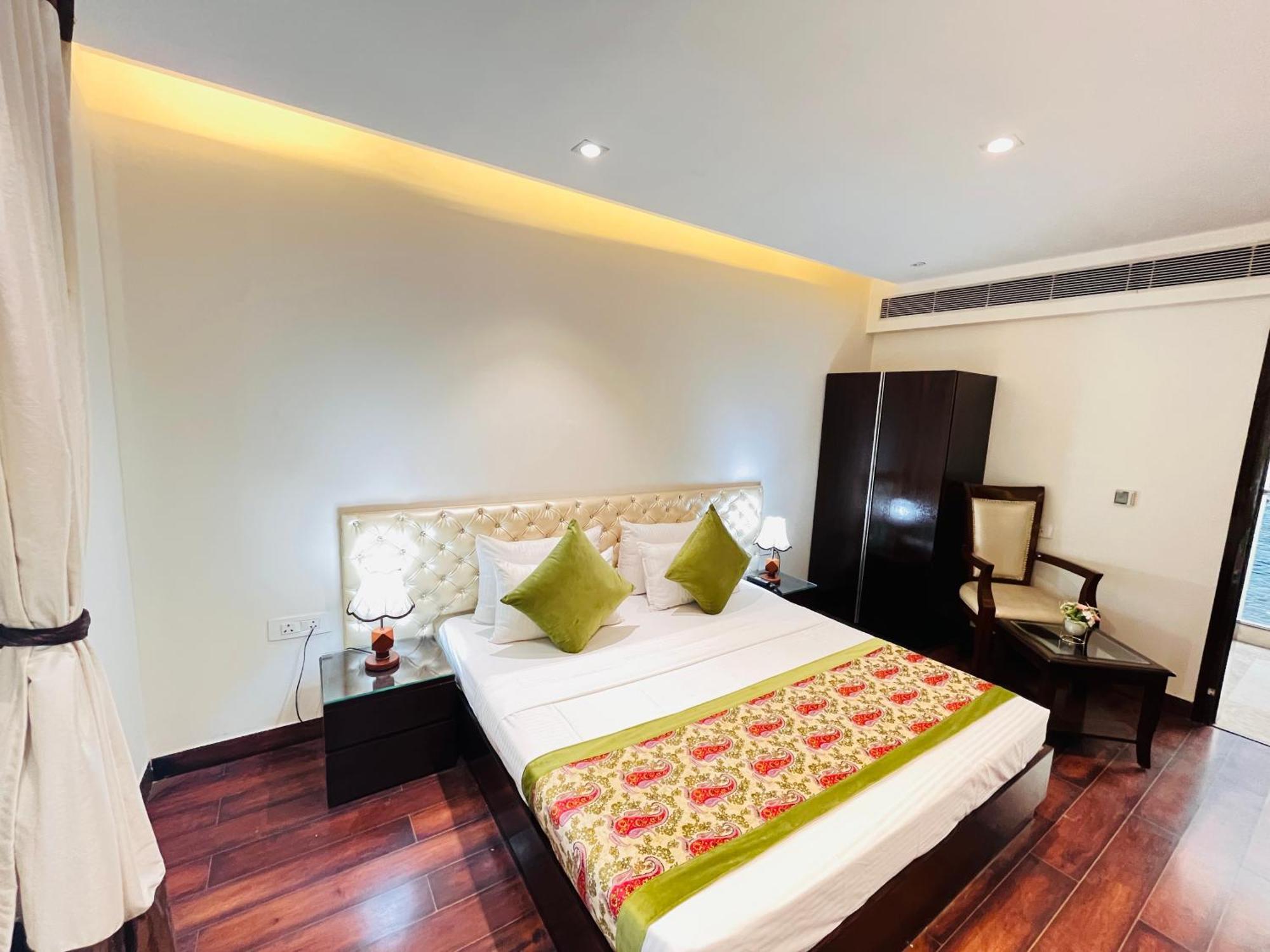 Hotel Aura Ip Grand Karkardooma Metro Station New Delhi Couple Friendly ภายนอก รูปภาพ