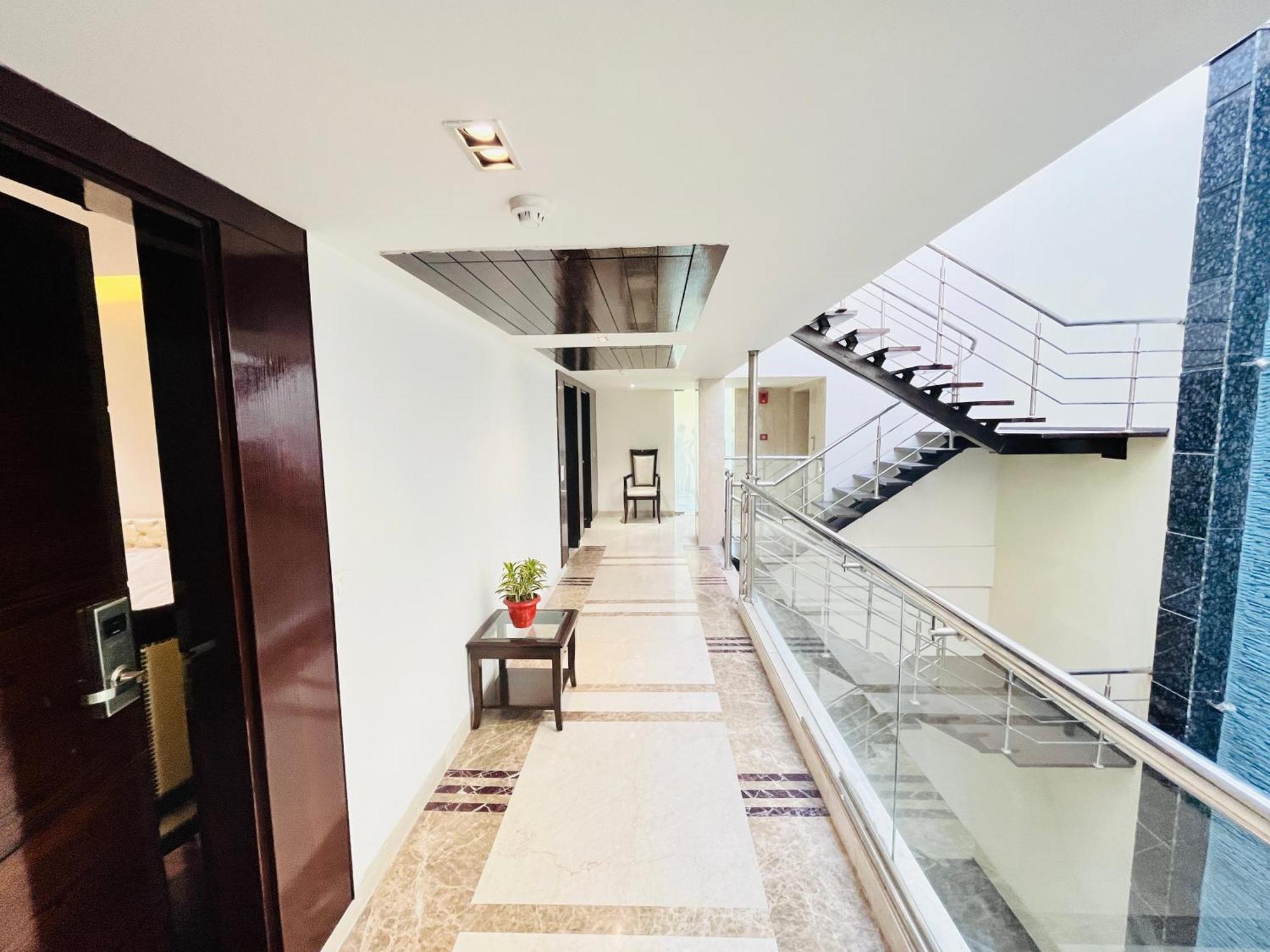 Hotel Aura Ip Grand Karkardooma Metro Station New Delhi Couple Friendly ภายนอก รูปภาพ