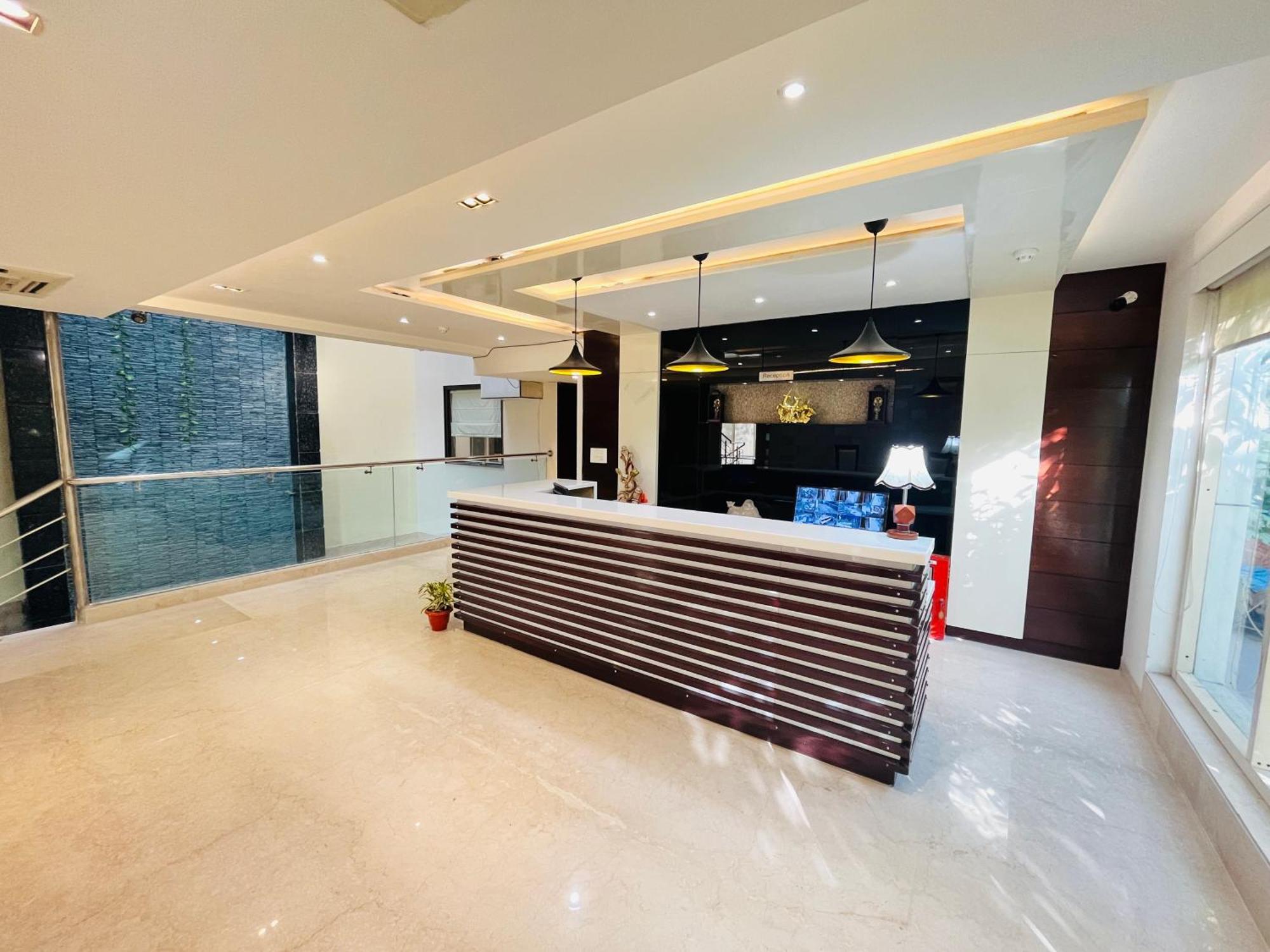 Hotel Aura Ip Grand Karkardooma Metro Station New Delhi Couple Friendly ภายนอก รูปภาพ