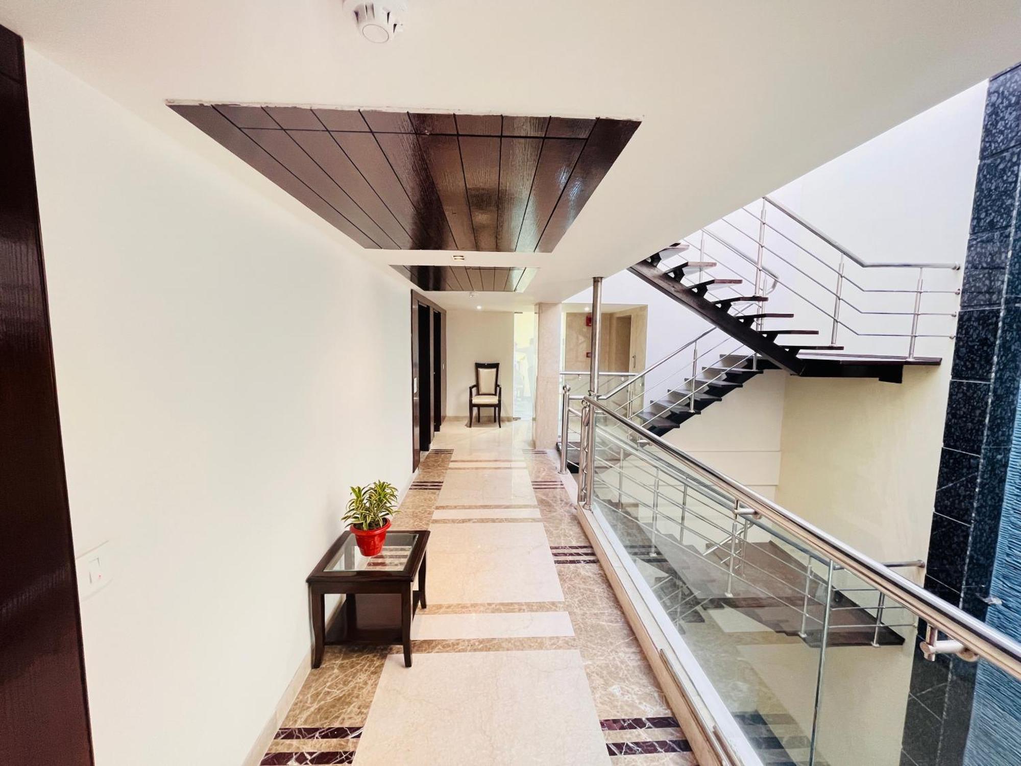 Hotel Aura Ip Grand Karkardooma Metro Station New Delhi Couple Friendly ภายนอก รูปภาพ