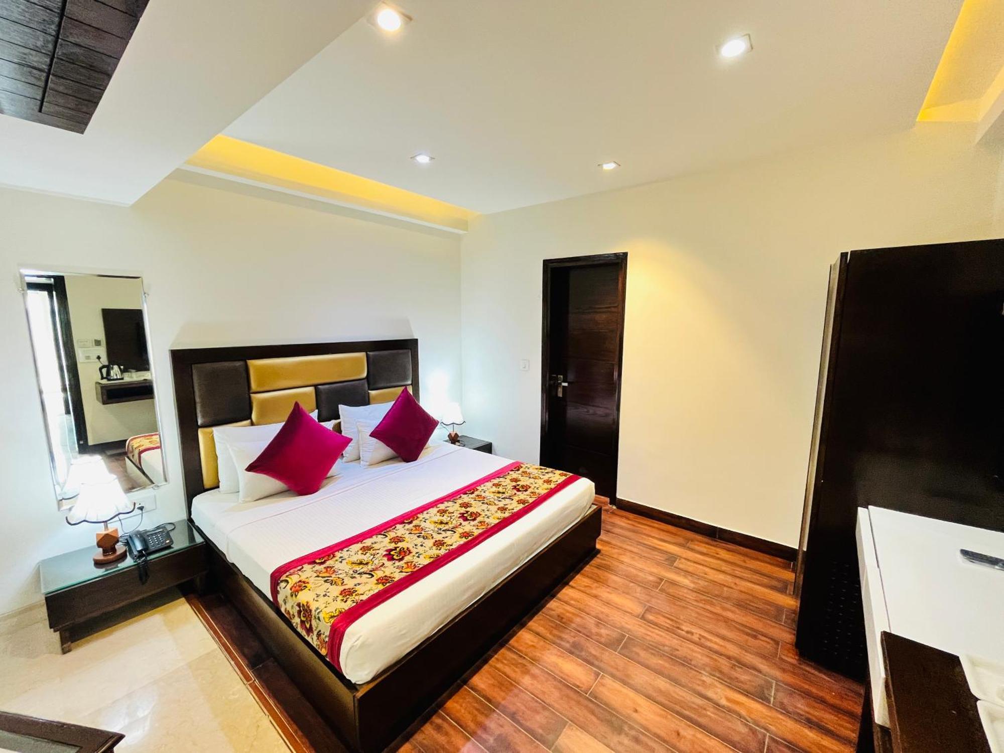 Hotel Aura Ip Grand Karkardooma Metro Station New Delhi Couple Friendly ภายนอก รูปภาพ