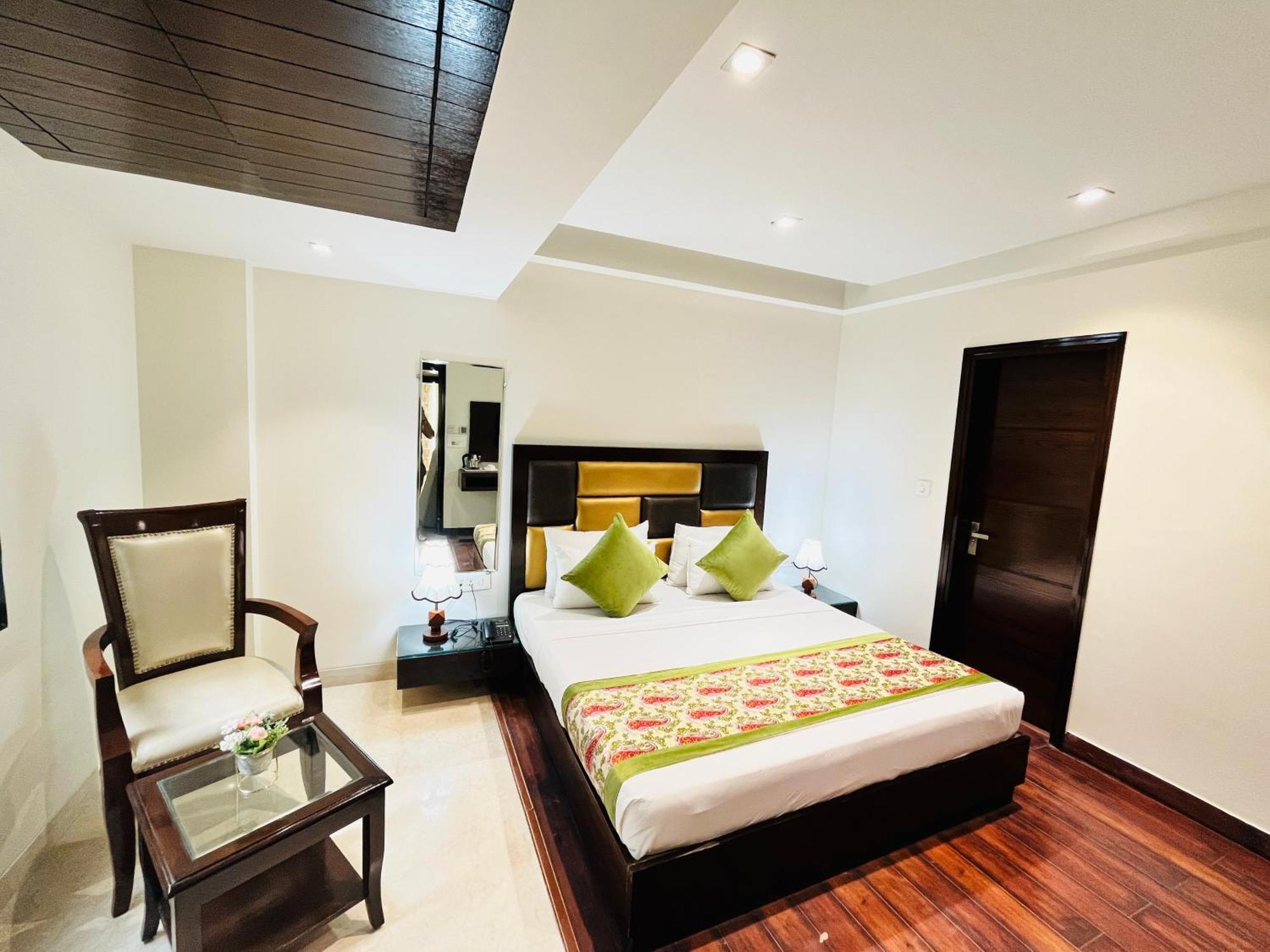 Hotel Aura Ip Grand Karkardooma Metro Station New Delhi Couple Friendly ภายนอก รูปภาพ