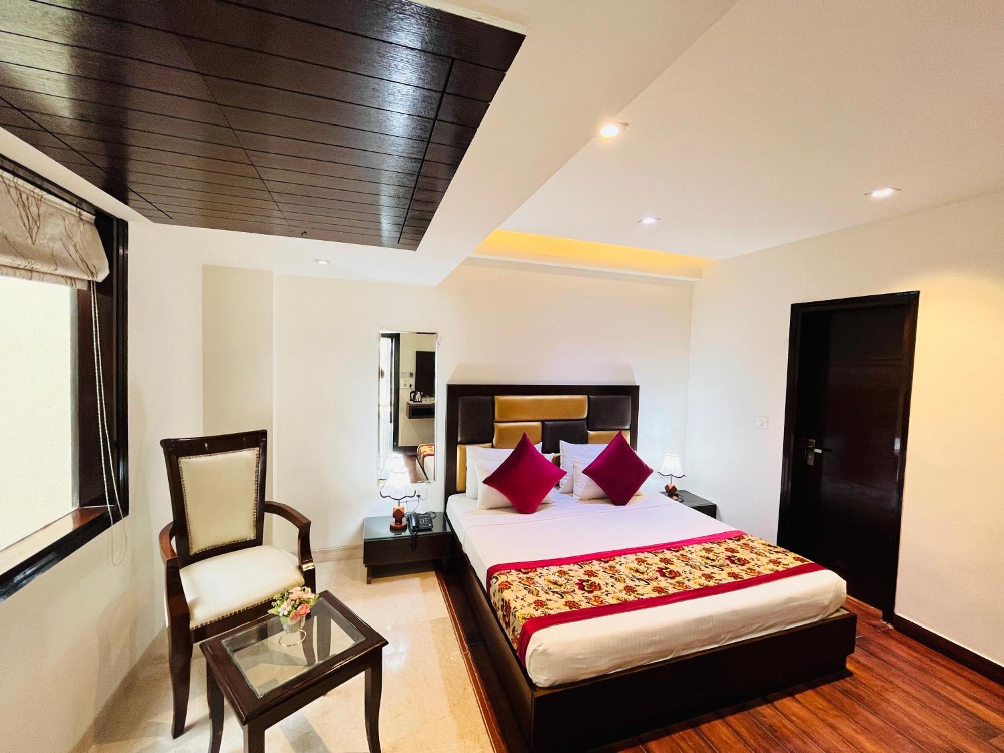 Hotel Aura Ip Grand Karkardooma Metro Station New Delhi Couple Friendly ภายนอก รูปภาพ