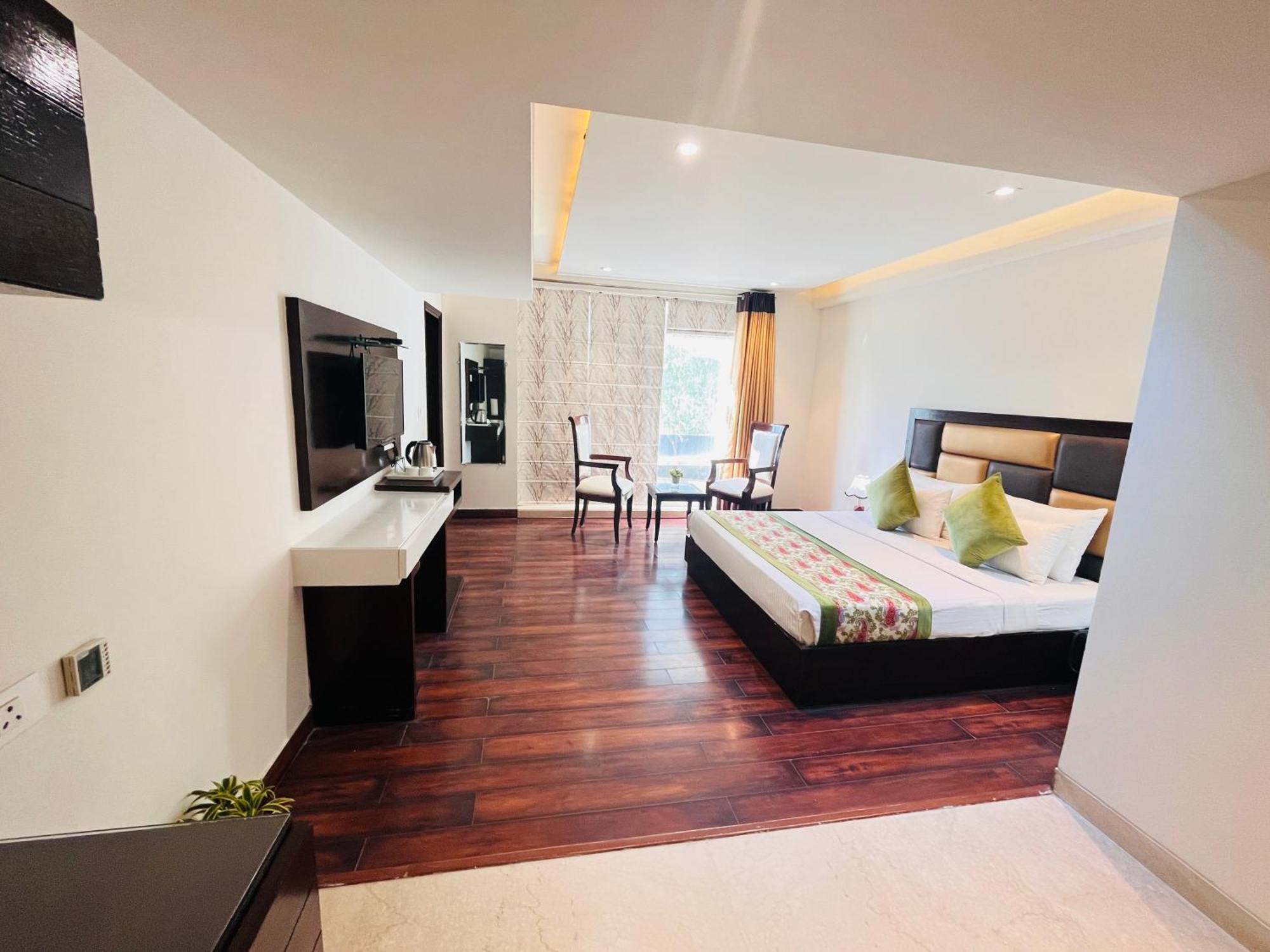 Hotel Aura Ip Grand Karkardooma Metro Station New Delhi Couple Friendly ภายนอก รูปภาพ