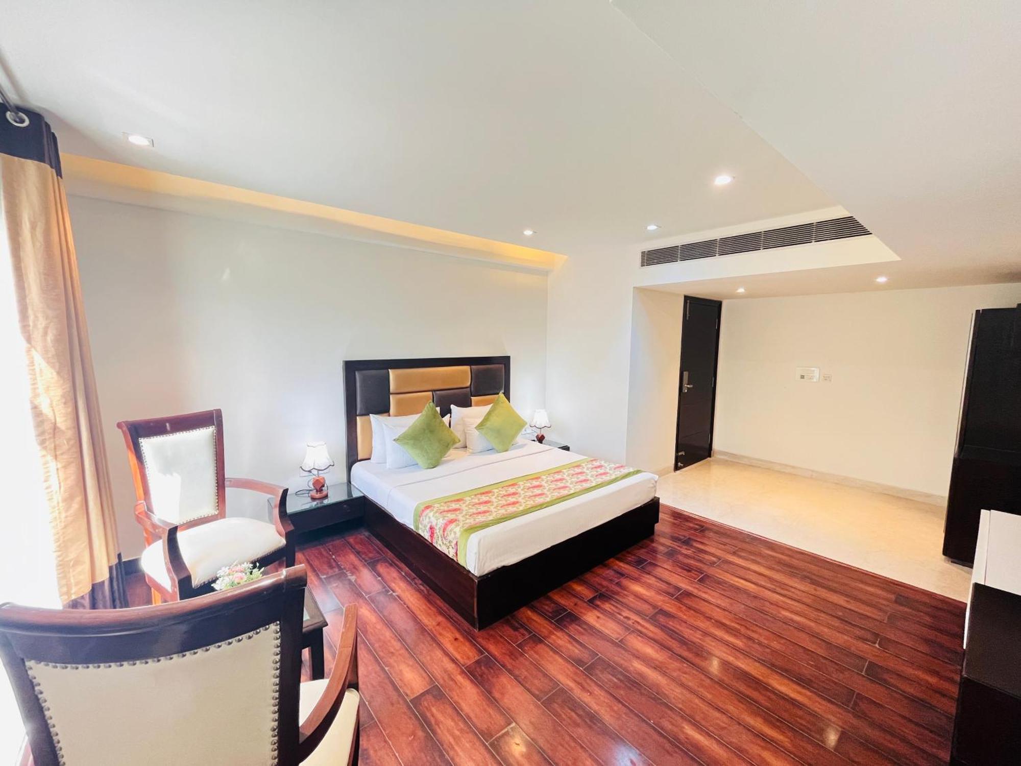 Hotel Aura Ip Grand Karkardooma Metro Station New Delhi Couple Friendly ภายนอก รูปภาพ
