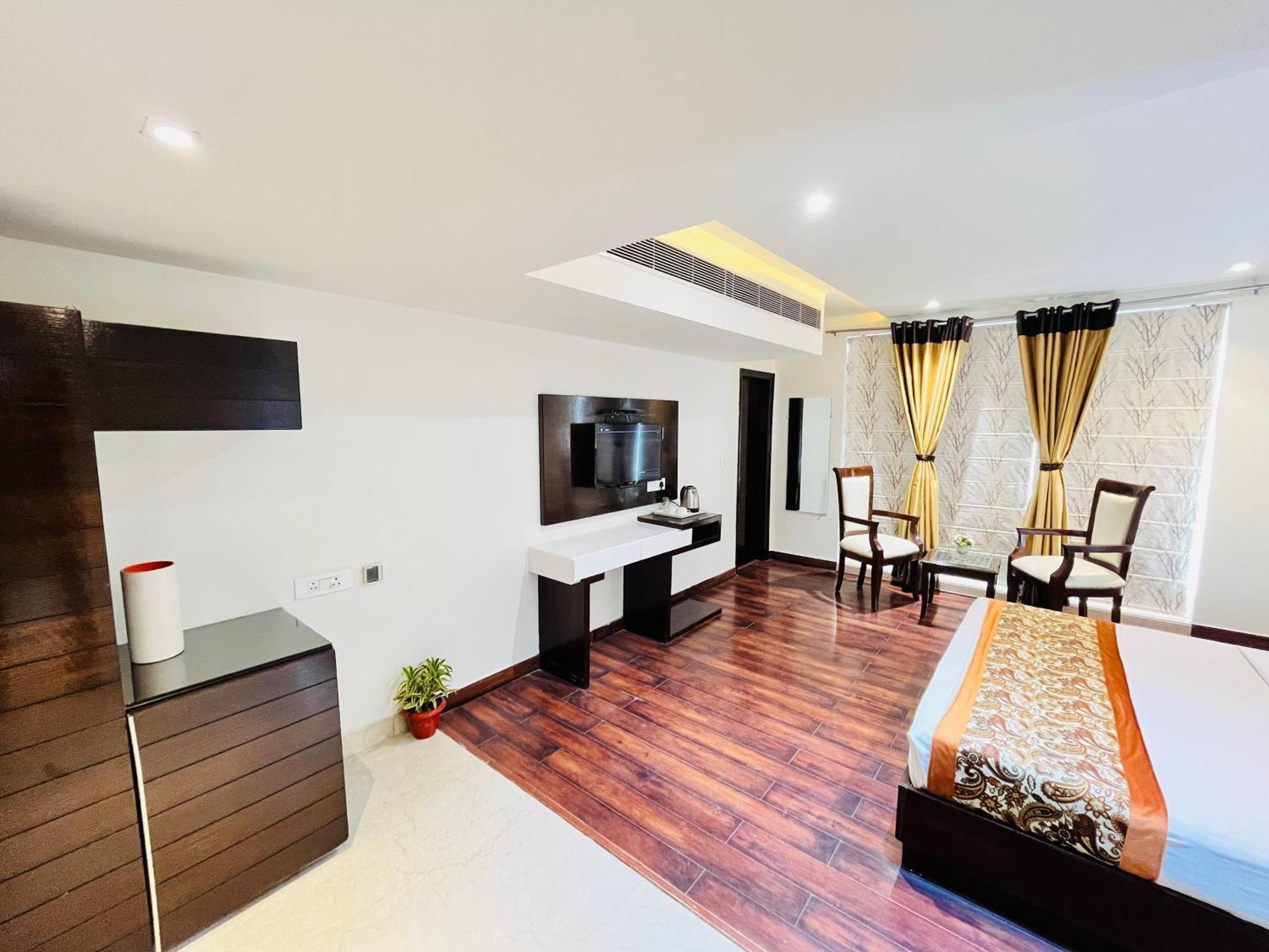 Hotel Aura Ip Grand Karkardooma Metro Station New Delhi Couple Friendly ภายนอก รูปภาพ