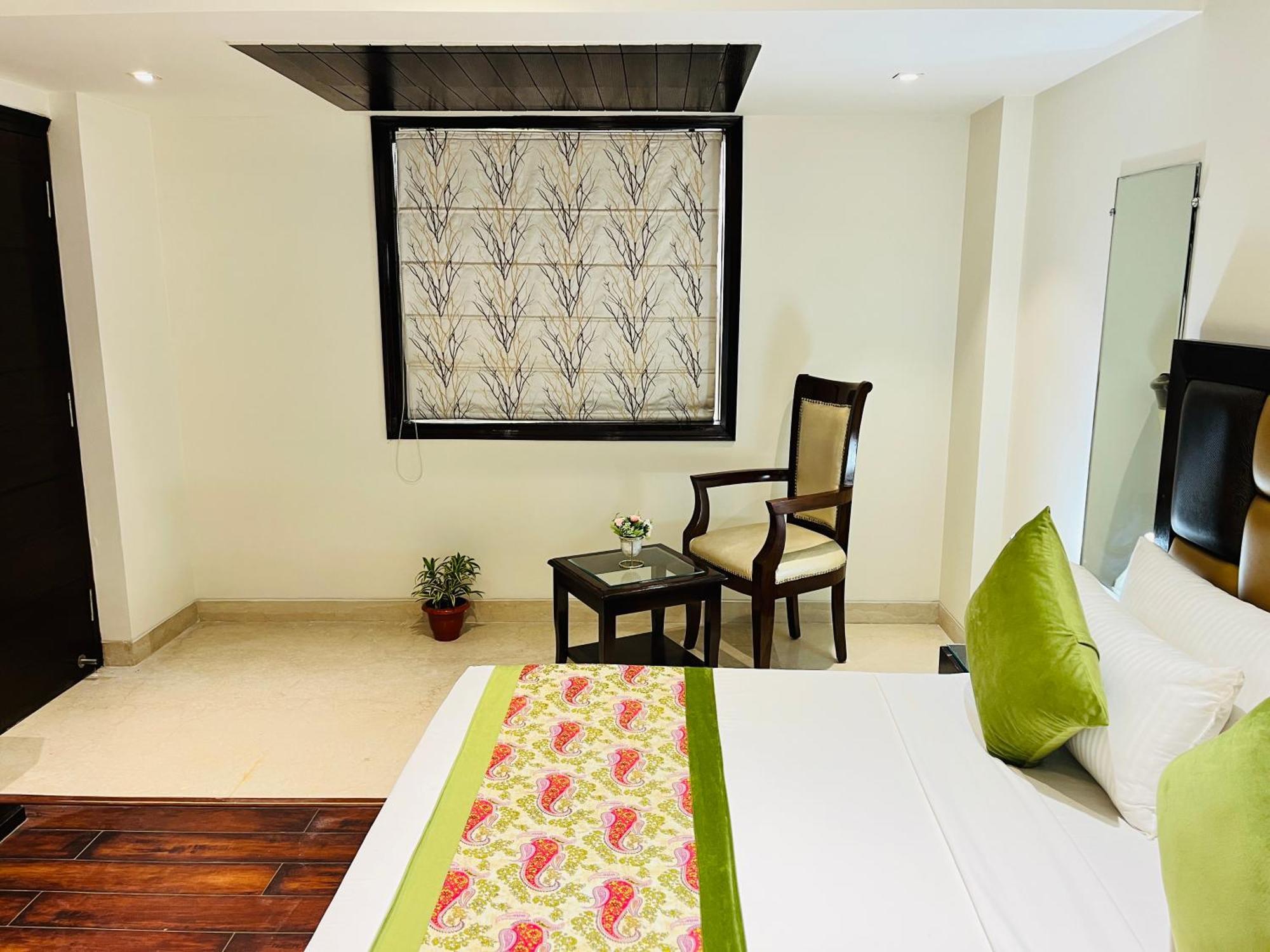 Hotel Aura Ip Grand Karkardooma Metro Station New Delhi Couple Friendly ภายนอก รูปภาพ