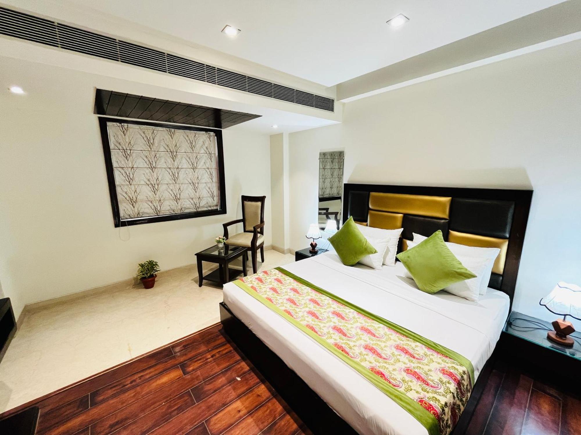 Hotel Aura Ip Grand Karkardooma Metro Station New Delhi Couple Friendly ภายนอก รูปภาพ