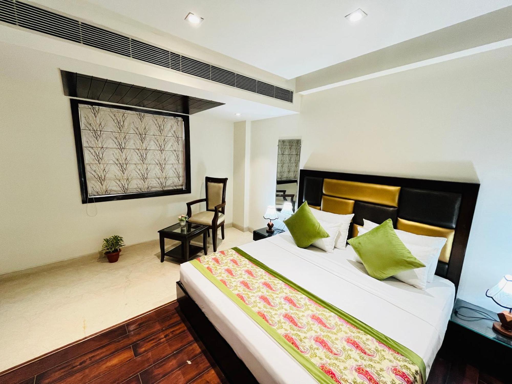 Hotel Aura Ip Grand Karkardooma Metro Station New Delhi Couple Friendly ภายนอก รูปภาพ