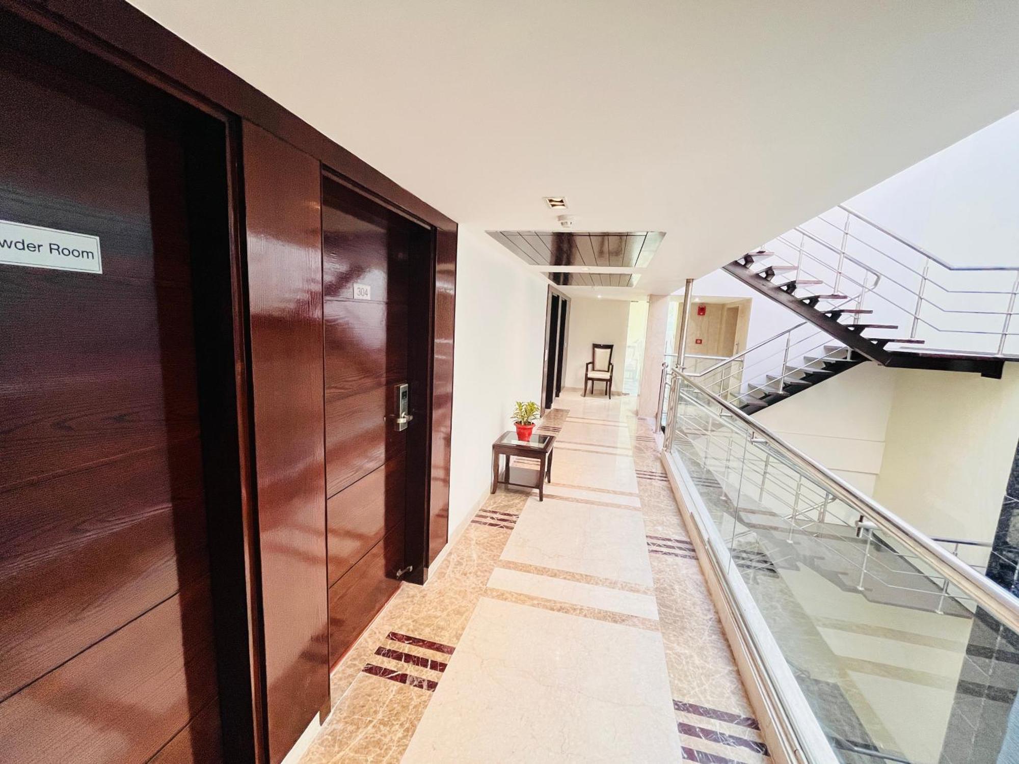 Hotel Aura Ip Grand Karkardooma Metro Station New Delhi Couple Friendly ภายนอก รูปภาพ