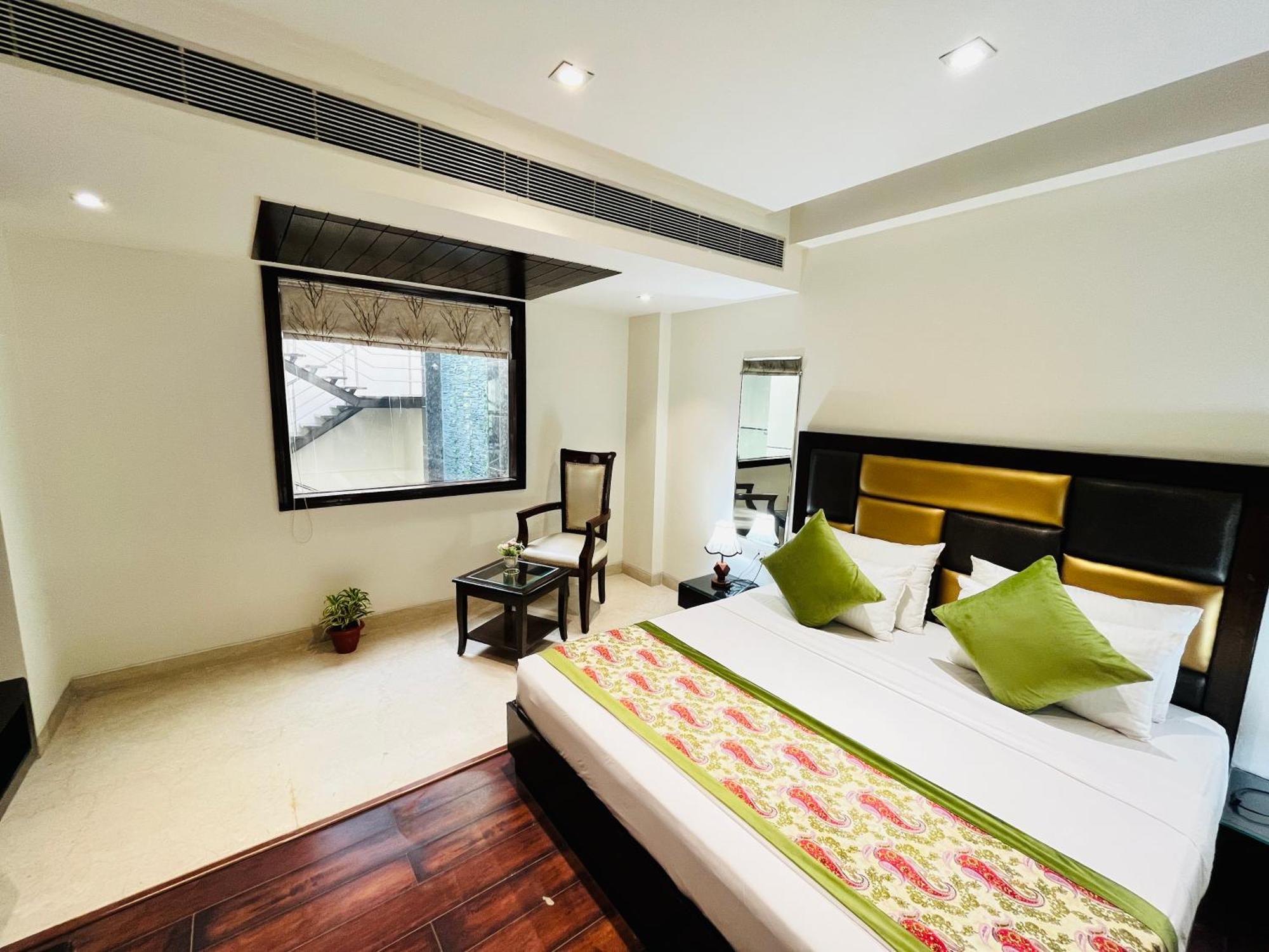 Hotel Aura Ip Grand Karkardooma Metro Station New Delhi Couple Friendly ภายนอก รูปภาพ