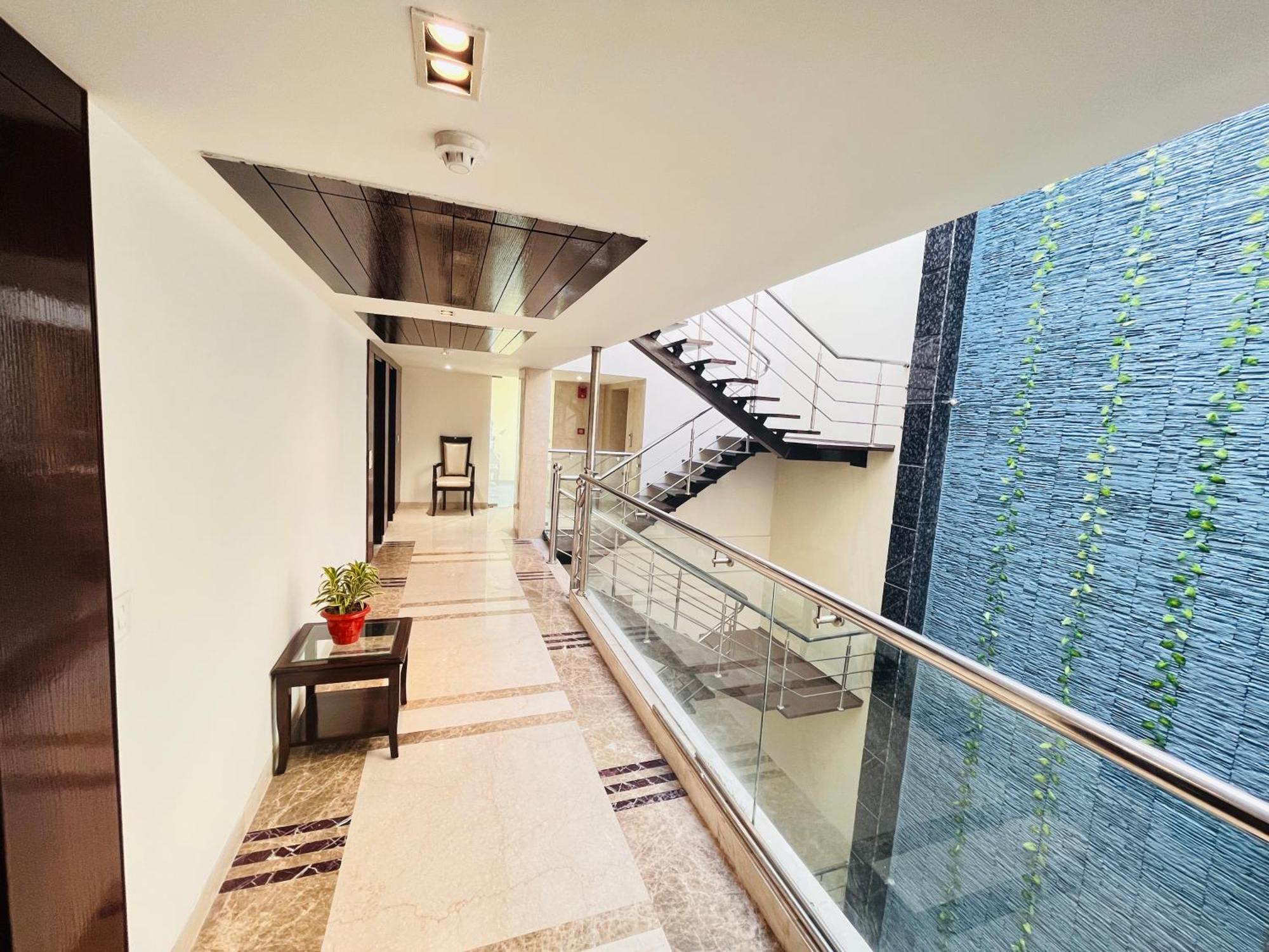 Hotel Aura Ip Grand Karkardooma Metro Station New Delhi Couple Friendly ภายนอก รูปภาพ